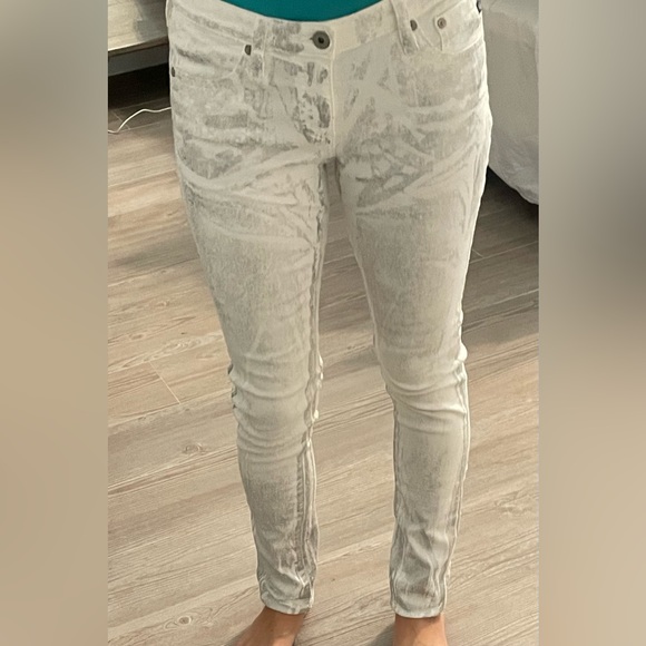 AG white with silver spray. - Picture 1 of 2